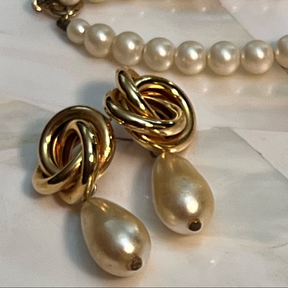 Sarah Coventry vintage TEARDROP PEARLS EARRINGS & NECKLACE SET